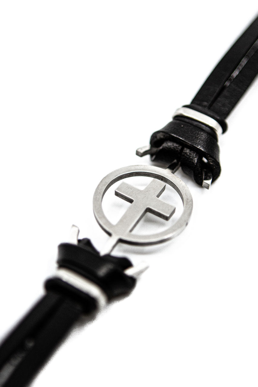 Kunstlederarmband "Kreuz" – Detailansicht